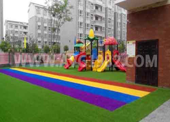 الصين أطفال يلعبون وضع العشب الاصطناعي الرياضي الملون مع وسادة صدمة في المراعي المزود