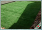 العشب الاصطناعي الجميل في الهواء الطلق ذو المظهر الطبيعي للعشب الاصطناعي في الفناء الخلفي المزود