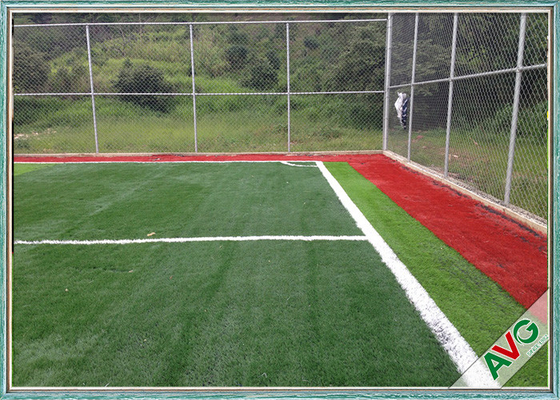 الصين 50 مم عشب اصطناعي SGS لملعب كرة القدم / ملعب كرة القدم بإحساس طبيعي المزود