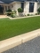 سجادة أرضية من العشب الاصطناعي الأخضر في الهواء الطلق ، العشب الاصطناعي للحديقة المزود